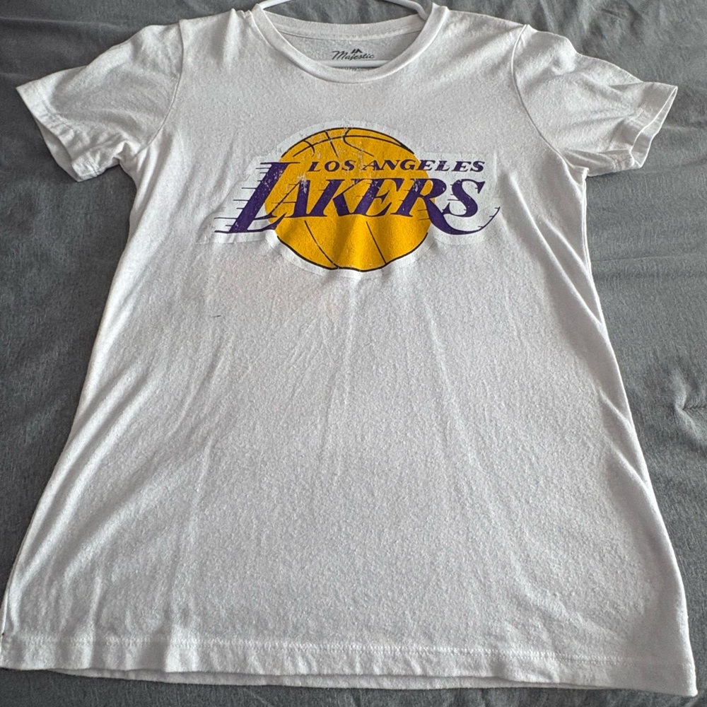 Lakers LeBron James Majestic White and Gold Graphic Tee